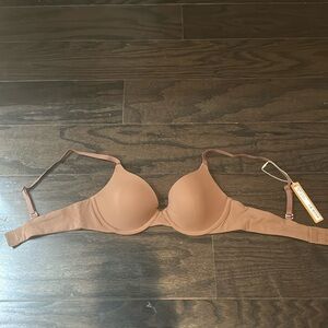 NWT SKIMS fits everybody t shirt bra